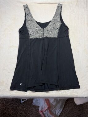Lululemon Wrapper’s Delight Black & White Athleisure Top Women’s Sz 12